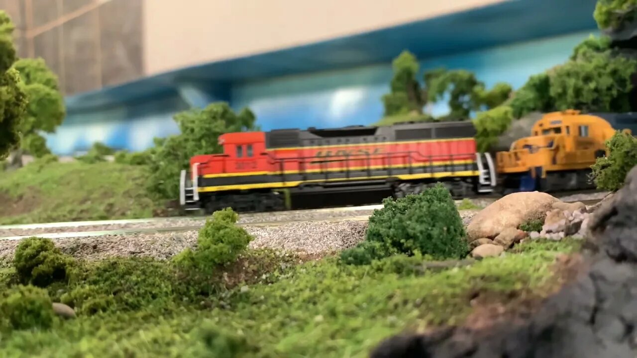 N Scale GP40 BNSF local