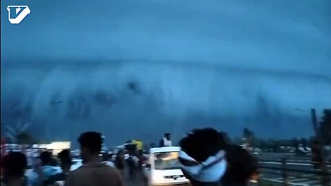 As India experienced torrential rains, an enormous shelf cloud made a dramatic appearance