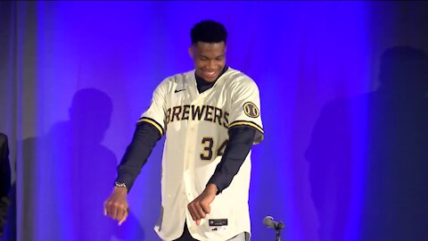 Giannis Antetokounmpo announces ownership stake in Milwaukee Brewers