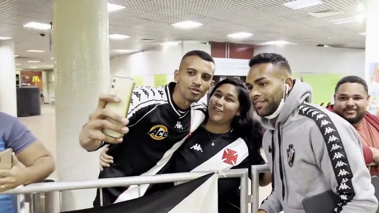 Torcida do Vasco recebendo o time em Maceió