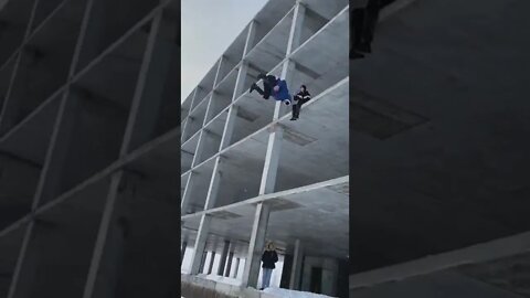 UM IMPRESSIONANTE MORTAL NO AR !!! #shorts