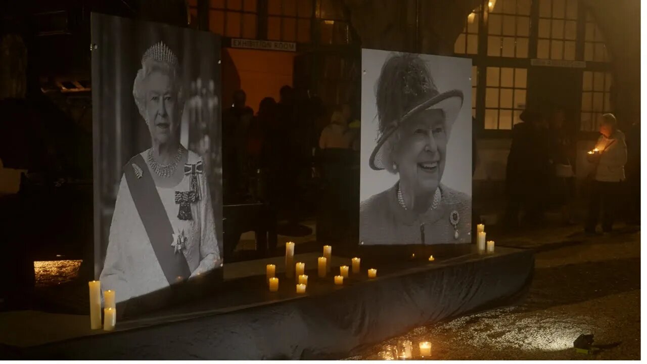 Queen Elizabeth II // Candlelight vigil in Weymouth