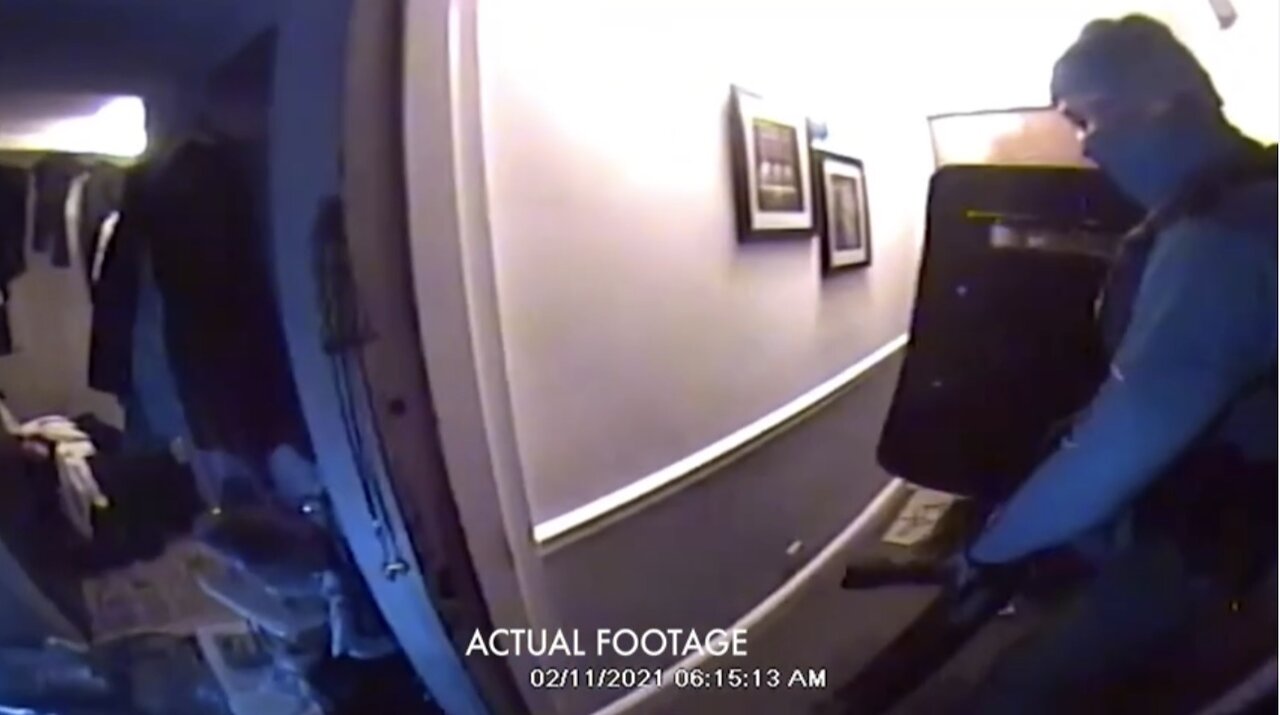 Police State EXCLUSIVE: FBI Agents Bust Down Door of NY Senior After He ATTENDED J6 Rally