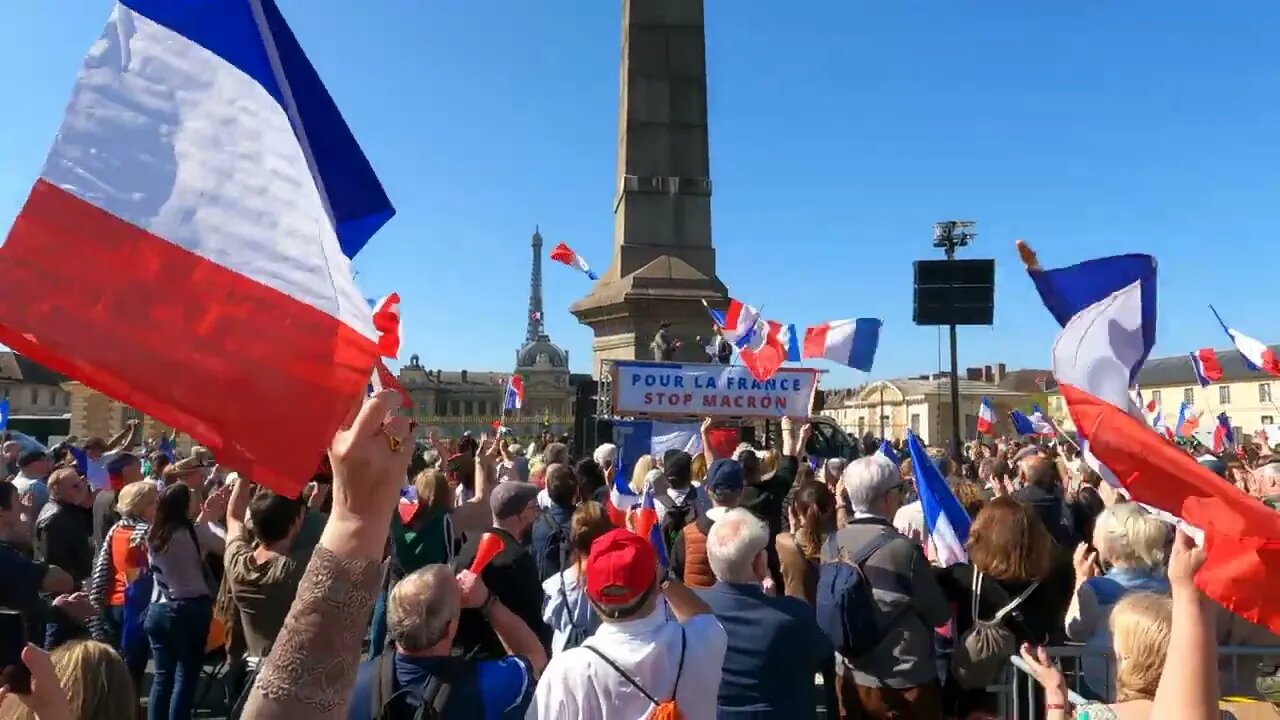 Manifestation anti Macron #MAM à la Place de Fontenoy à Paris le 16/04/2022 - Vidéo 8