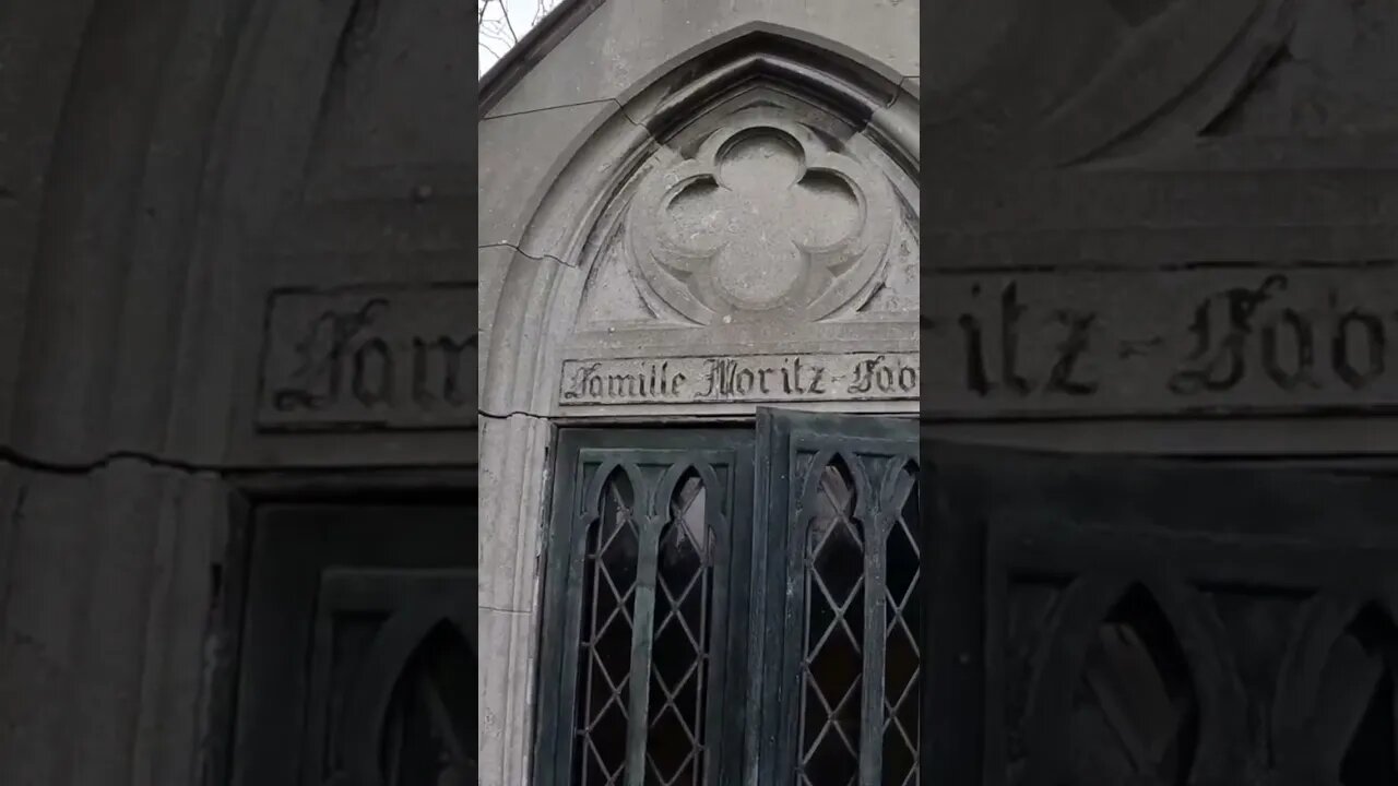 Erm hi #jumpscare #cemetery #walkingtour