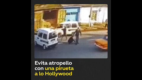 Conductor evita un atropello al estilo de Hollywood