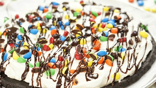 No-Bake Ice Cream Dessert Pizza