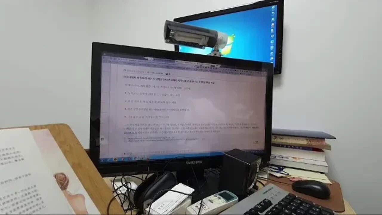 도발적인 유연성 체조를, 스스럼없이, 하는 사우나에서, 짜증나게하는 사람, 유머와 튼살침 St침, 엉덩이나 배, 허벅지, 가슴등에 튼살, 찜질방, 목욕탕, 수영장, 해변