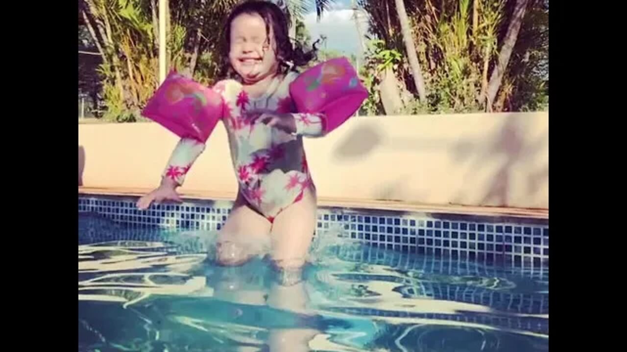 Salto em câmera lenta na piscina - Slow motion jump in the pool - #shorts #linda #bebe