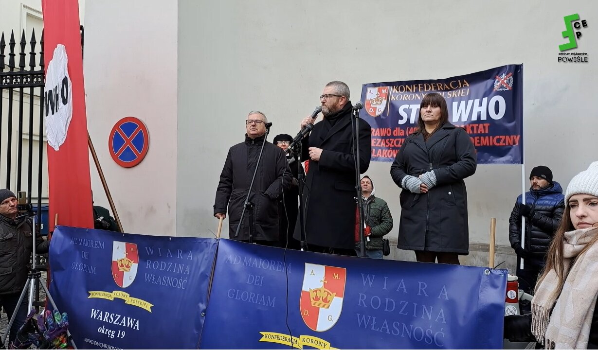 Włodzimierz Skalik, Grzegorz Braun, Janusz Korwin-Mikke i Ryszard Zajączkowski na proteście Stop WHO 01.12.2023