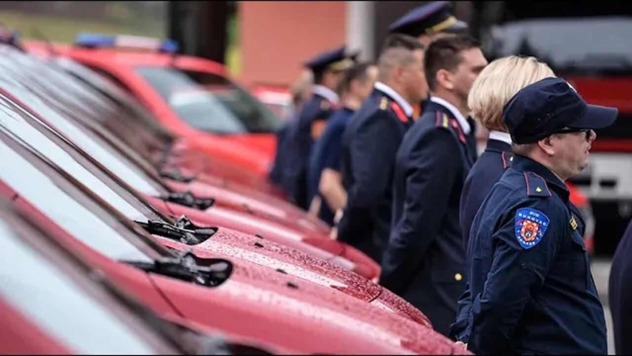 Gradonačelnik Tomašević predao 11 kombi vozila za prijevoz vatrogasaca i vatrogasnu opremu