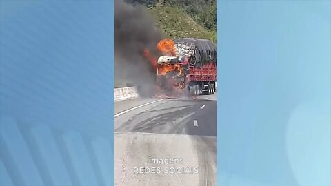 BR-381: carreta pega fogo em Antônio Dias e interdita trânsito sentido Vale do Aço