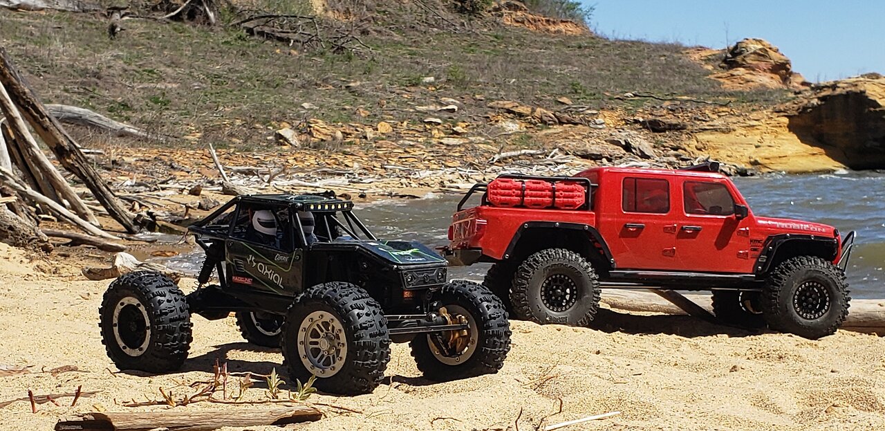 Axial 10.3 Gladiator & 1/18 Capra