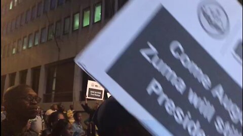 Hundreds gather outside Parliament for result of motion of no confidence in Zuma (jkn)