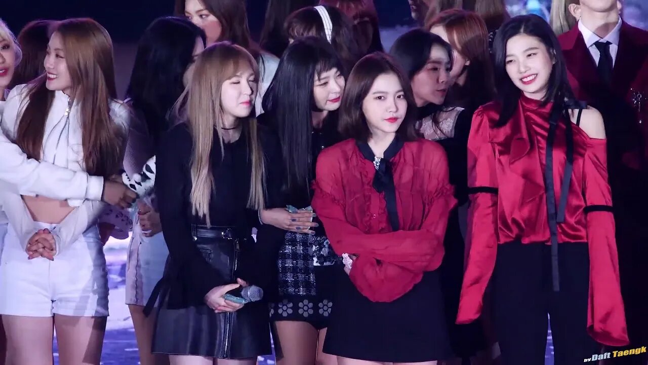 Red Velvet 전출연진 Fancam (2017), shivering from cold, New Year