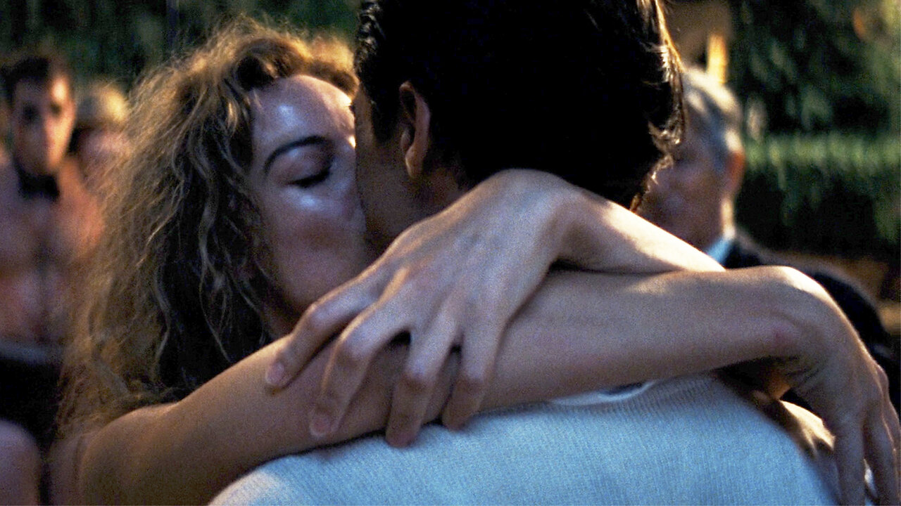 Margot Robbie kisses Brad Pitt / Babylon