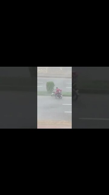 A delivery guy helplessly stuck in a Rainstorm | have mercy on delivery guys