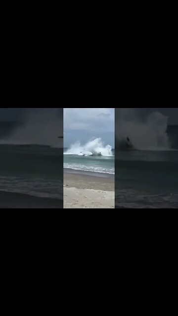 Plane crashes on the shore 🛩️ Glad everyone is okay! 📌 Cocoa Beach Airshow 📷 @reefbreak (IG)