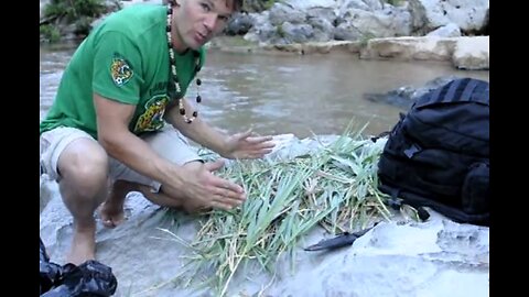 Acampando Camping Outdoors Hacer una cama sencilla sobre una superficie rocosa