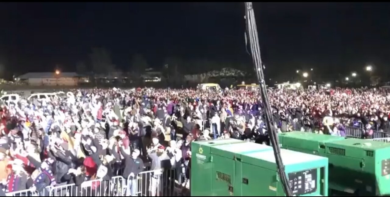 A 360 Degree Look At The Huge Crowd At The Trump Rally