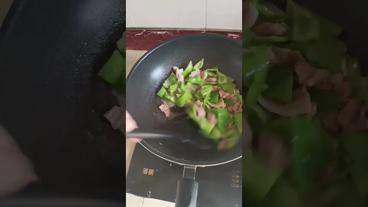 青椒炒肉。Stir-fried Pork with Green Peppers