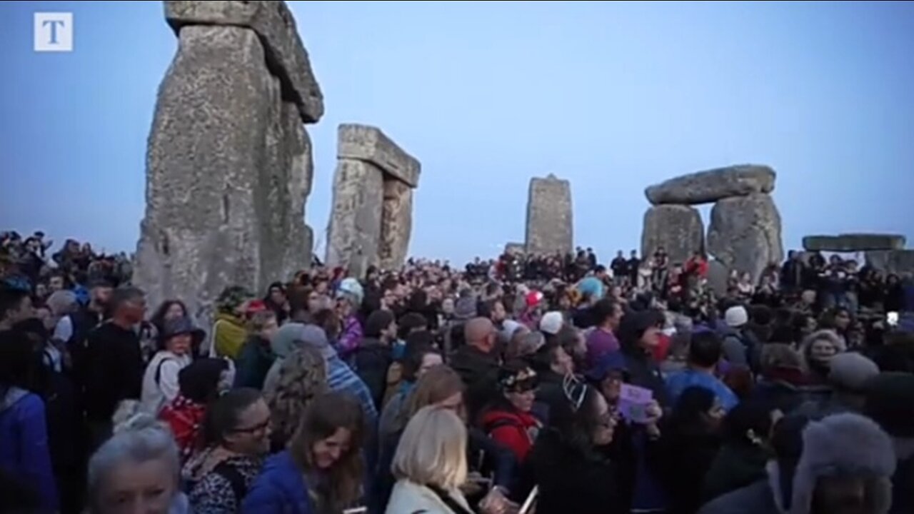 Thousands flock to Stonehenge to mark summer solstice