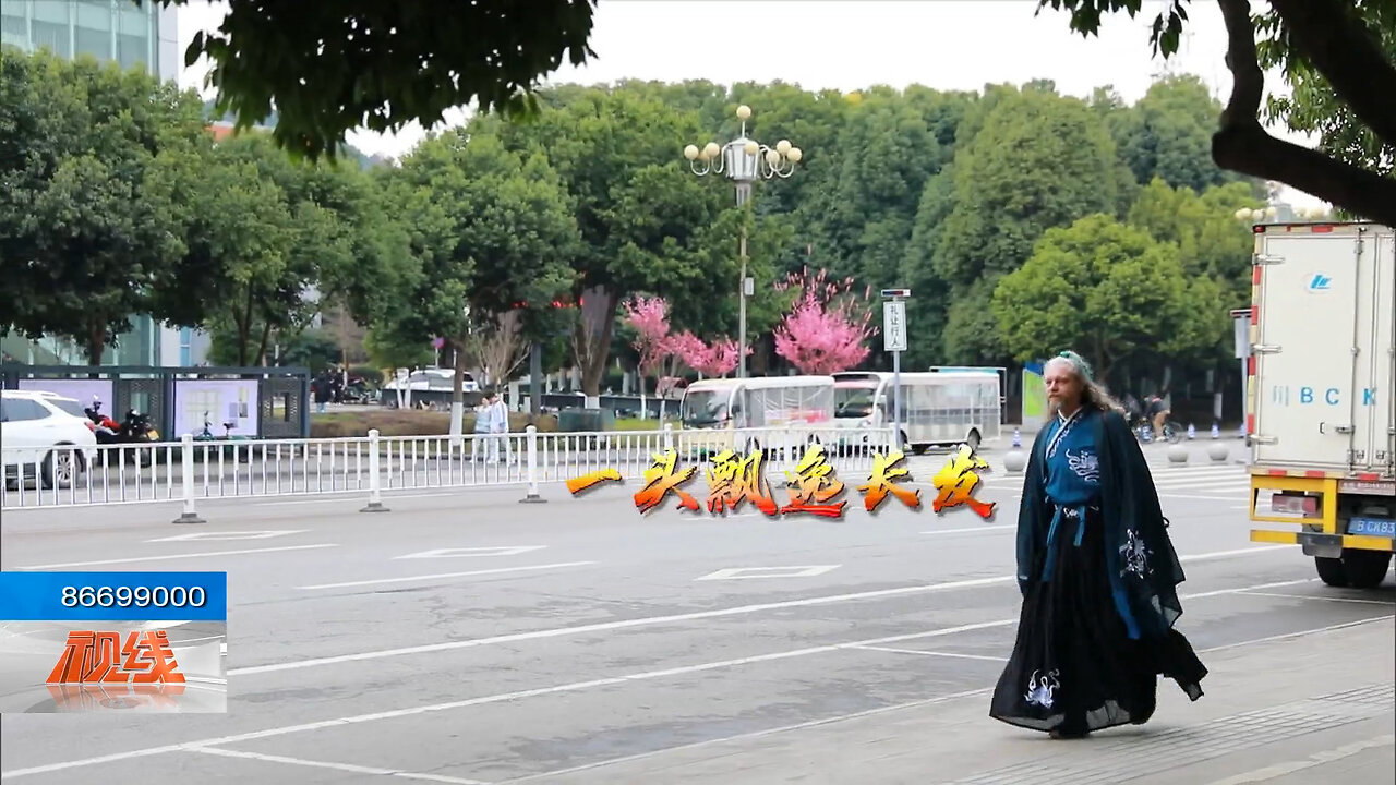 Canadian Teacher Wearing Chinese Clothing In China