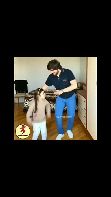 МАЛЕНЬКАЯ ПРИНЦЕССА ТАНЦУЕТ ЧЕЧЕНСКУЮ ЛЕЗГИНКУ 2022 #shorts