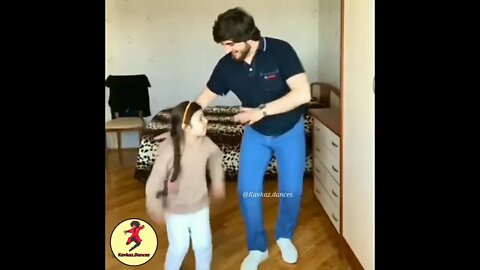 МАЛЕНЬКАЯ ПРИНЦЕССА ТАНЦУЕТ ЧЕЧЕНСКУЮ ЛЕЗГИНКУ 2022 #shorts