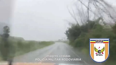 "Rodovia do boi": Polícia Militar rodoviária chama atenção de condutores para tráfego sob chuva