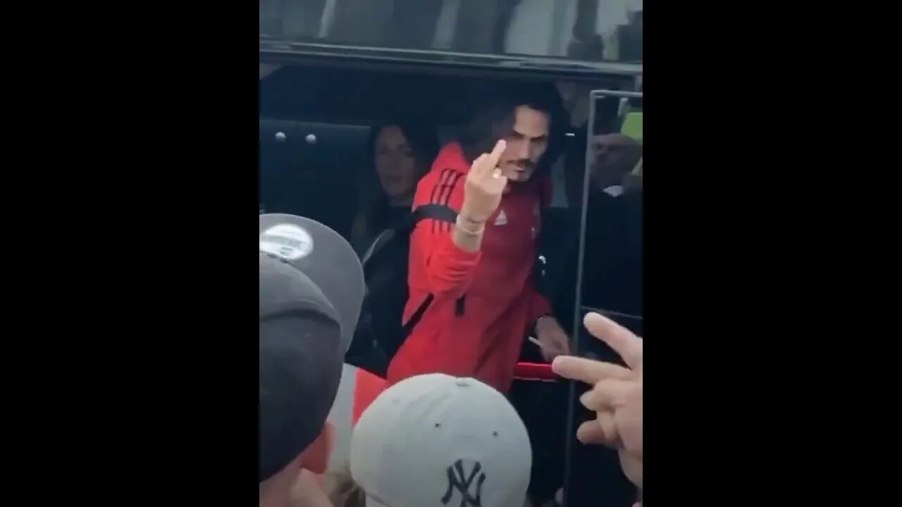 Cavani mandando dedo para fãs do Crystal Palace