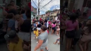 Luiz Henrique do Vasco distribuindo chocolates para crianças