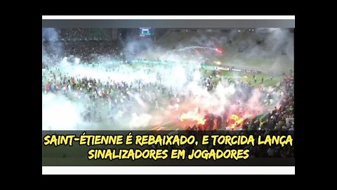 Maior campeão da França, Saint-Étienne é rebaixado, e torcida lança sinalizadores em jogadores.