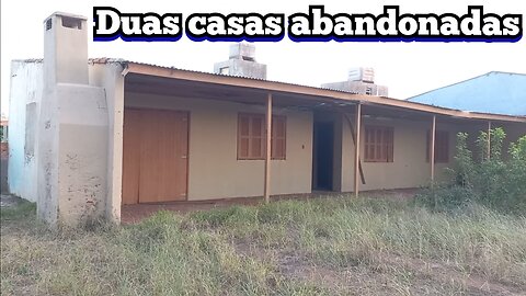 duas casas de veraneio abandonadas há menos de 100 metros do mar