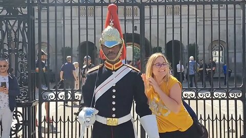 Many times tourist show disrespect to the kings guard #horseguardsparade