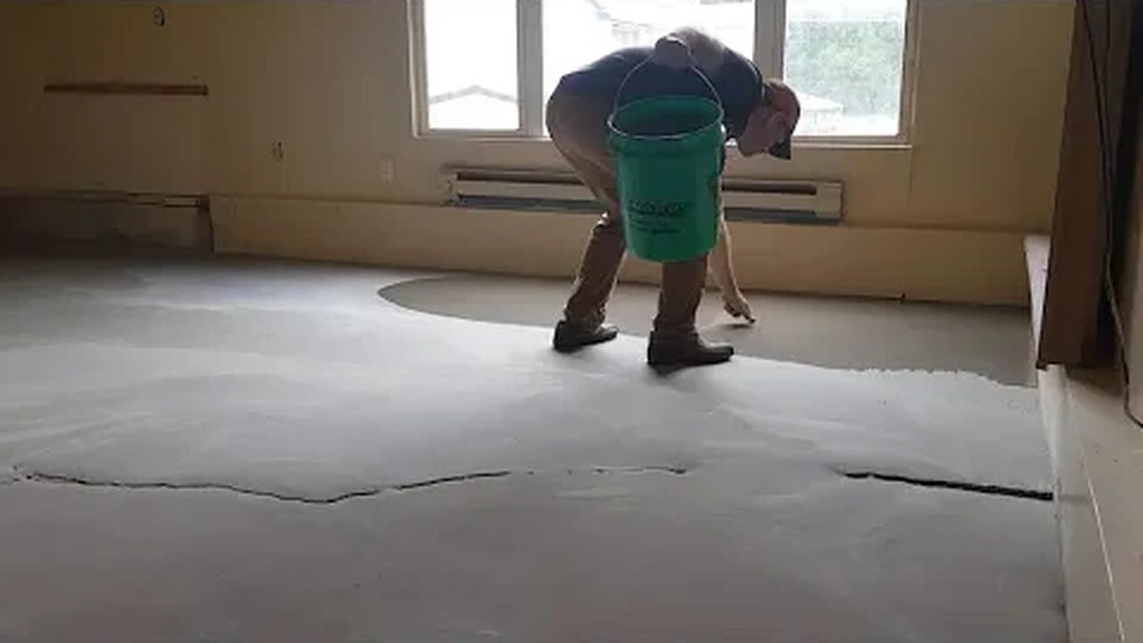 EZ Self Leveling Underlayment. Leveling a Badly Cracked Floor! DIY