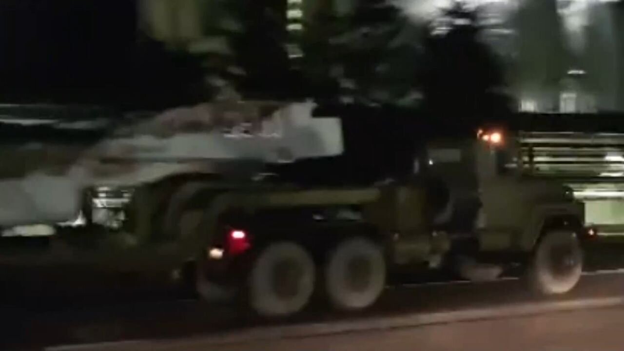 Svědek natočil utajený noční transport slovenských stíhaček na tahačích KrAZ na Ukrajinu!