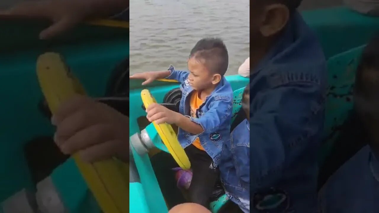 anak kecil jadi supir perahu