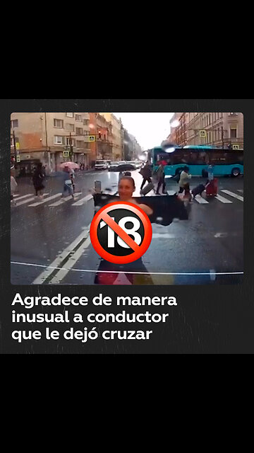 Conductor deja cruzar a una mujer y recibe un agradecimiento insólito