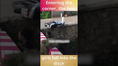 Entering the corner, the two girls fell into the ditch #beauty #beautiful