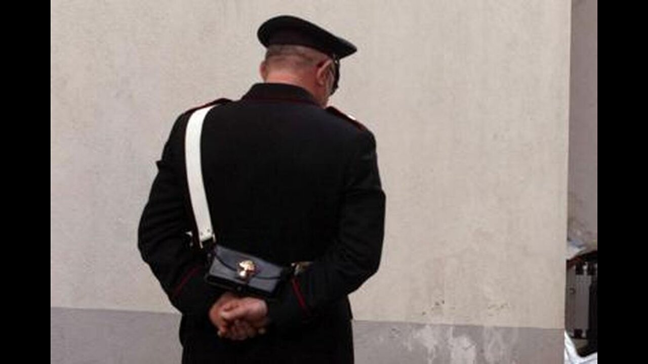ASPETTANDO LE FORZE DELL'ORDINE ,QUESTO È IL TERZO GIORNO.