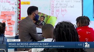 Mayor Scott reads to students for Read Across America day