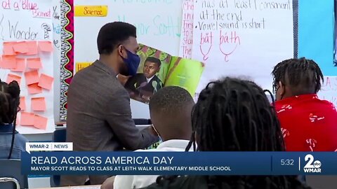 Mayor Scott reads to students for Read Across America day