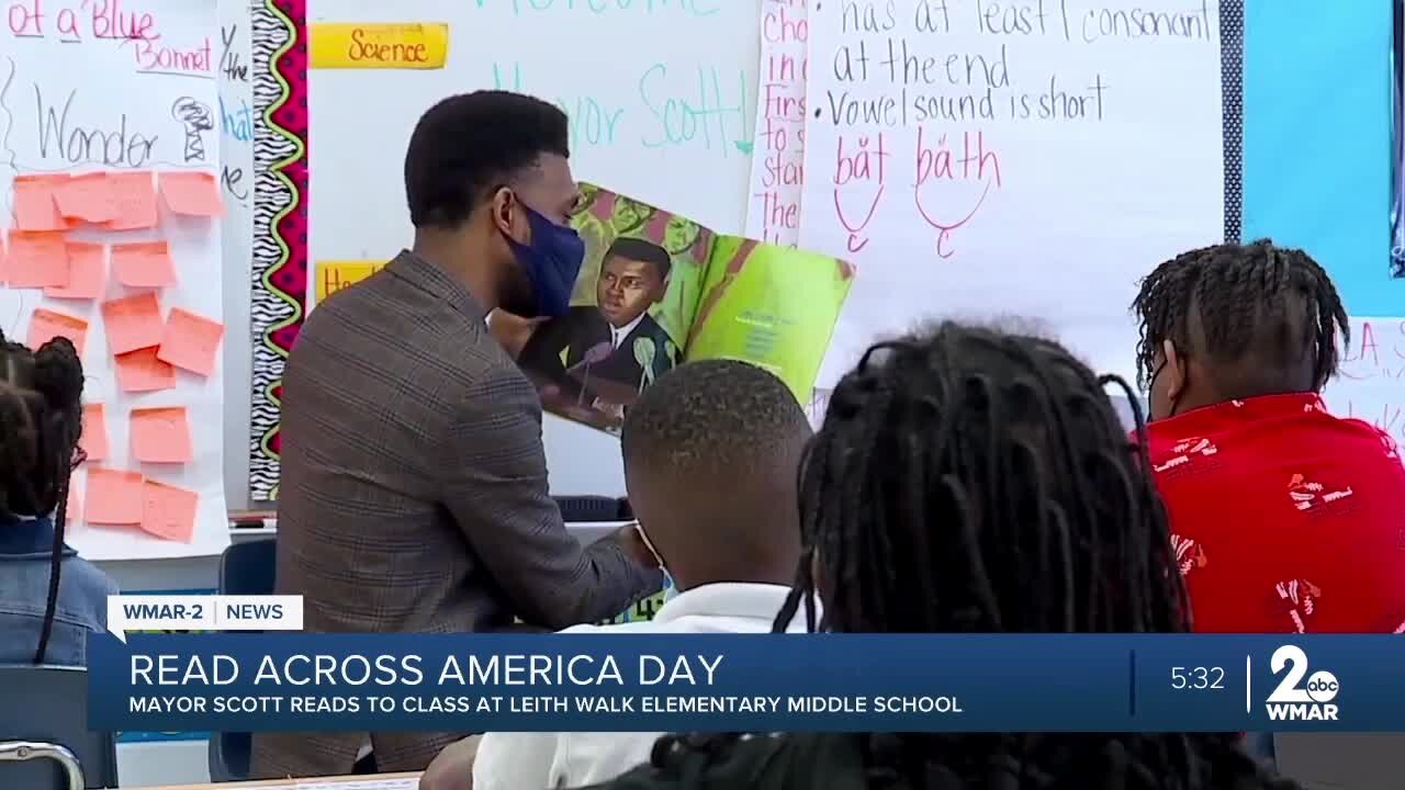 Mayor Scott reads to students for Read Across America day