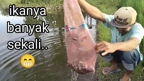 Menangkap ikan dengan jaring buatan sendiri