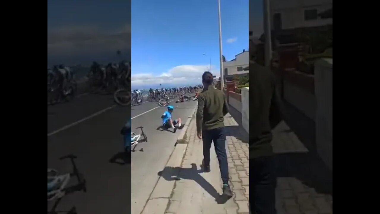 Bizar incident in Ronde van Turkije: persoon loopt midden op de weg en veroorzaakt forse crash