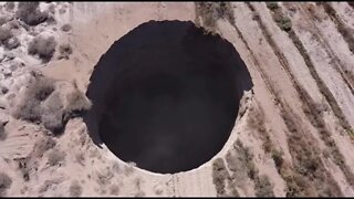 Buraco GIGANTE E MISTERIOSO 'aparece' NO DESERTO DO ATACAMA!