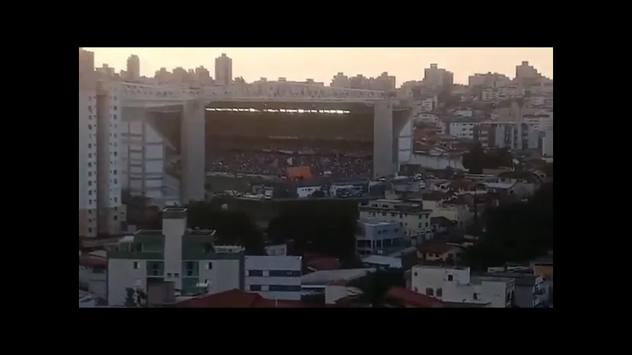 Torcida do Cruzeiro cantando alto