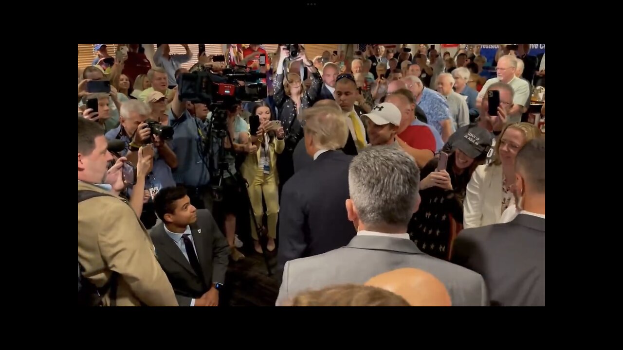 TRUMP❤️🏅MEET BIG CROWD CHEERED BY PATRIOTS IN IOWA🇺🇸🎊💙⭐️🎉