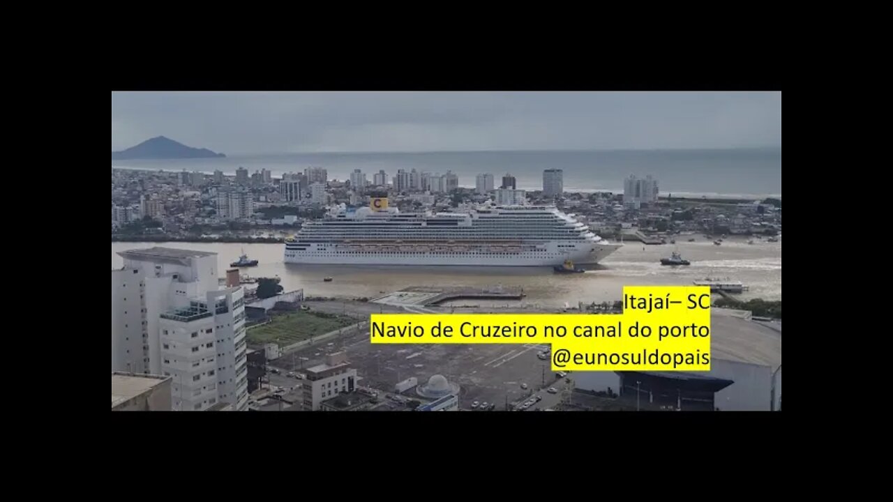 Itajaí SC - Navio de Cruzeiro no canal do Porto